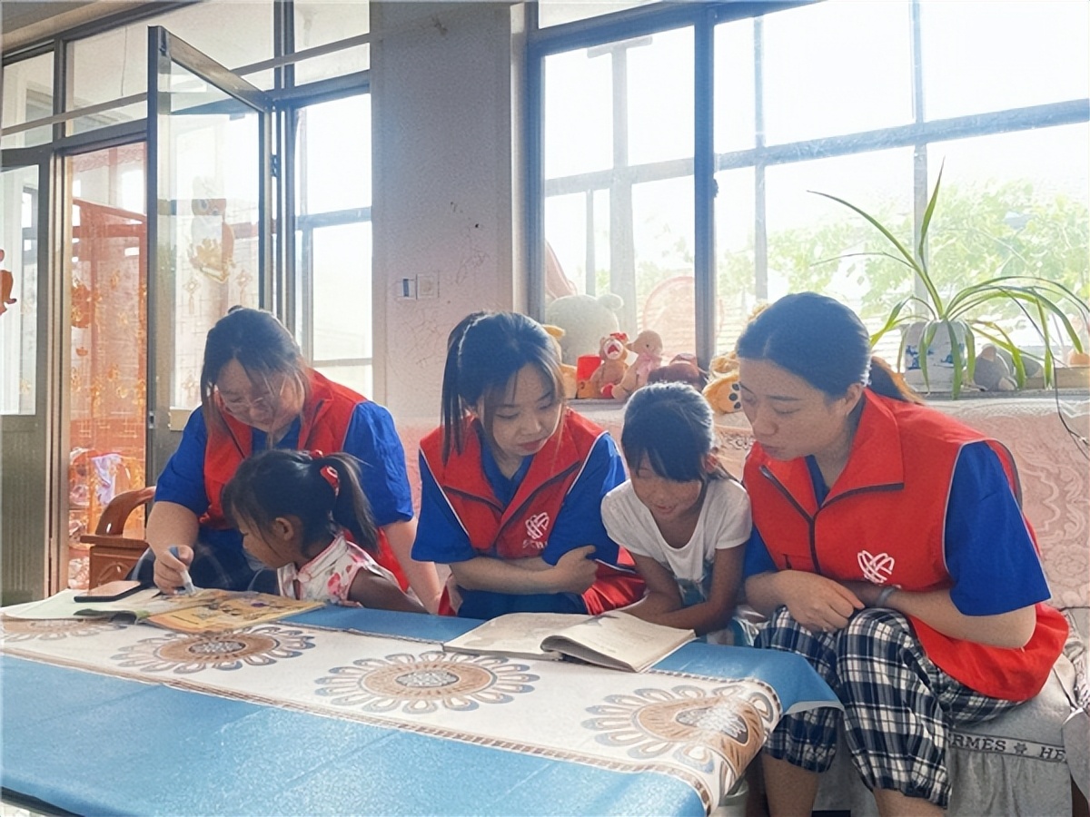 便民服务站服务群众,便民服务大集暖人心