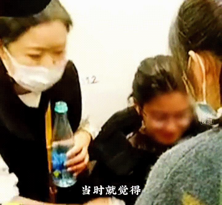 火车上乘客突发疾病医生伸出援手,火车上女孩生病遇到外国医生