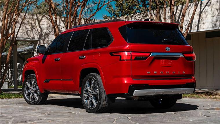 丰田红杉与丰田普拉多对比照,全新丰田红杉海外实车曝光