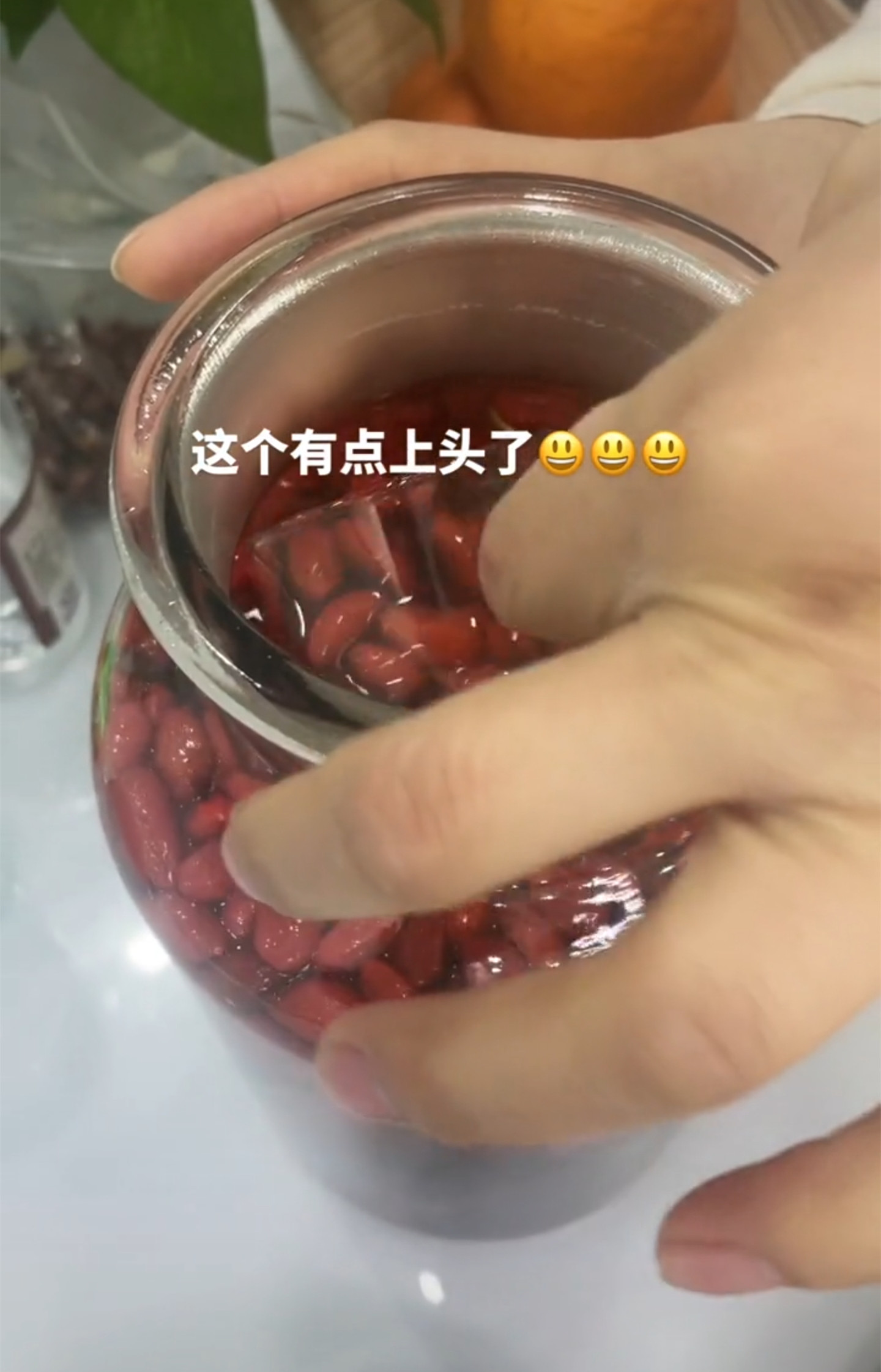 为迎接丈夫出差回家，妻子用枸杞海马鹿鞭泡酒，丈夫：这是毒药啊