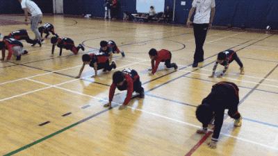 宝宝不会爬也不愿意趴怎么办,七个月宝宝不会爬总想站