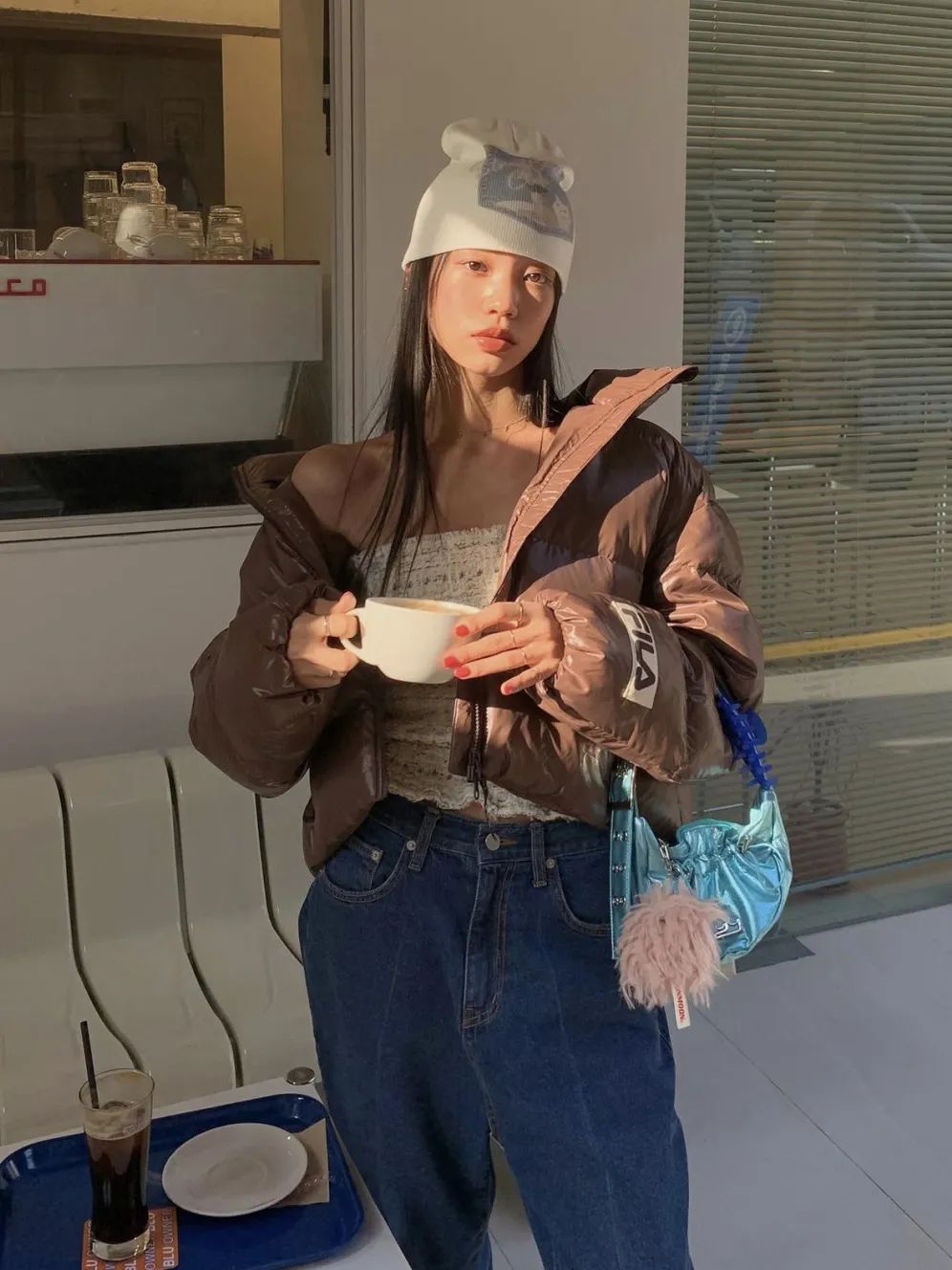 白色长款羽绒服韩系裙子穿搭,今年流行穿搭羽绒服加什么靴子