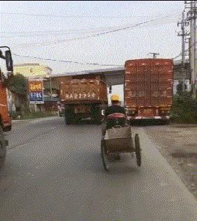 妹子，你的背的包很别致啊，旁边兄弟盯得眼都直了，哈哈哈哈哈哈