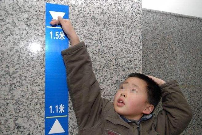 儿童乘火车按身高还是按年龄购票,儿童乘坐火车购票最新标准