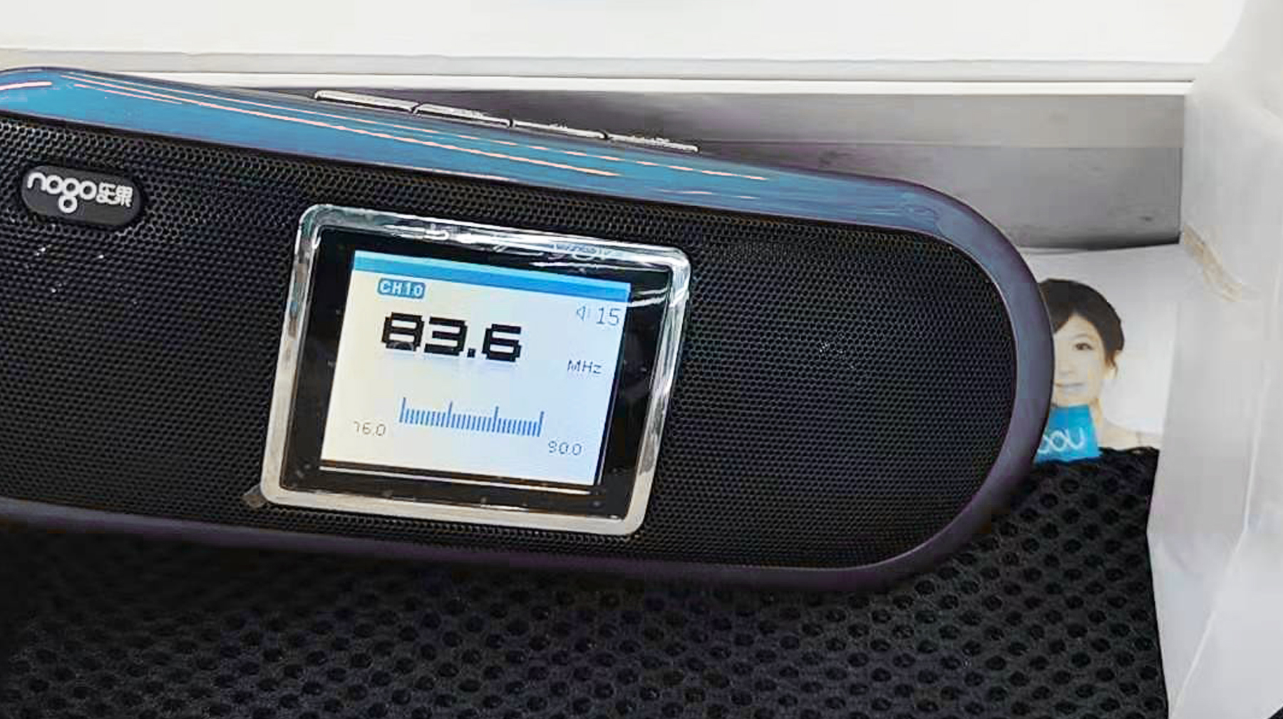 自带2.0英寸彩屏可看视频，体验一台国产音箱，还能收听广播电台