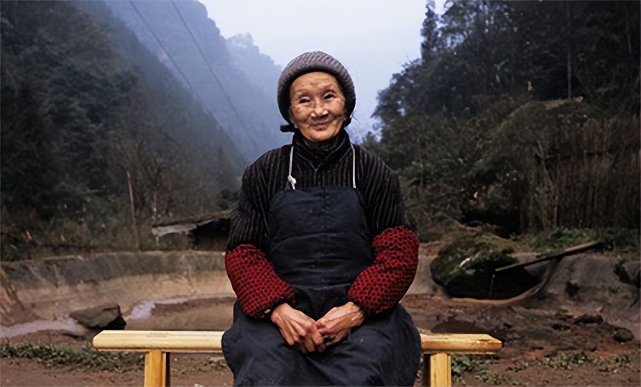 小伙带29岁寡妇隐居深山50年,19岁小伙与寡妇隐居深山50年