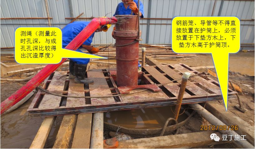 打桩过程中出现塌孔怎么处理,下钢筋笼声测管掉在桩孔里怎么办