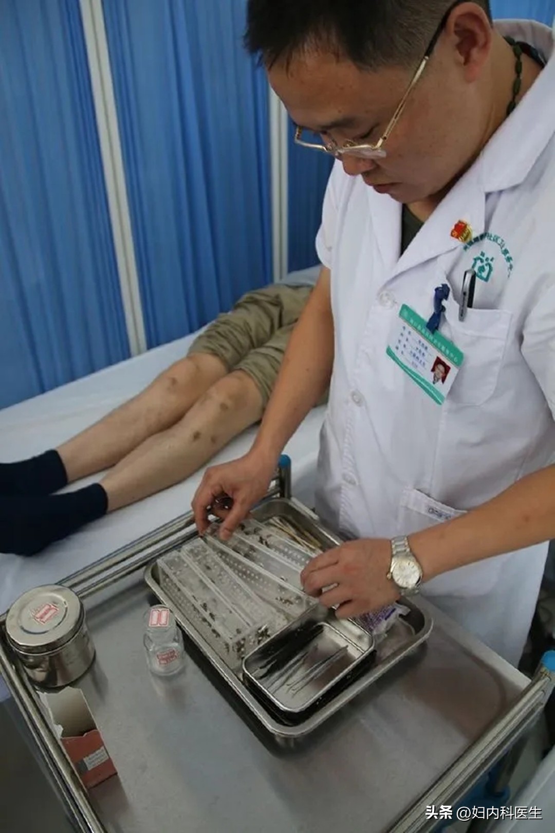 户外被蜂螫后该如何急救,被蜜蜂螫伤了怎么办