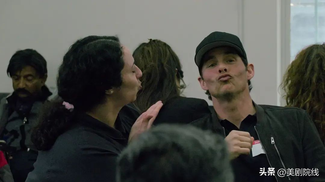 刚播出一集就拿下9.4分,一集拿下艾美奖