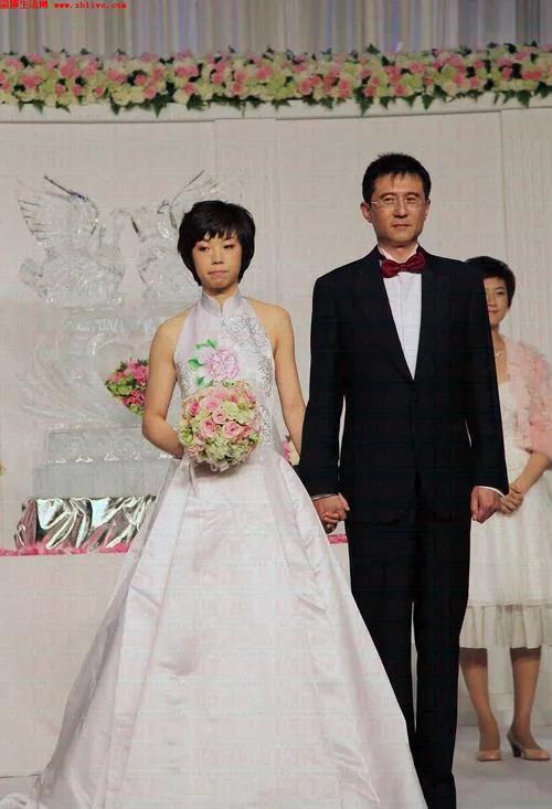 她是世界女乒第一人,大20岁老公与袁立同居12年,转身把她宠上天
