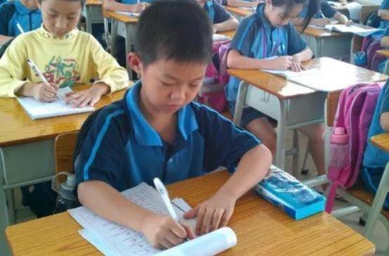 “他被一条龙服务过”，小学生作文惹怒妈妈，爸爸有口难辩