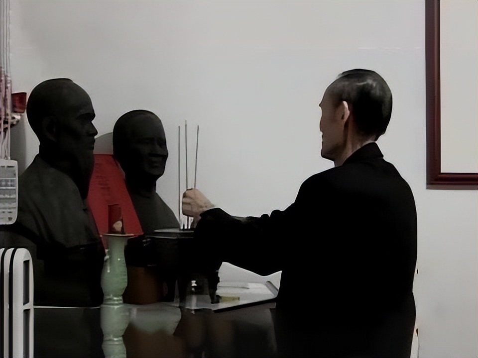 92年香港机场检测仪突然报警，安保拦住台湾律师，搜包后当即报警