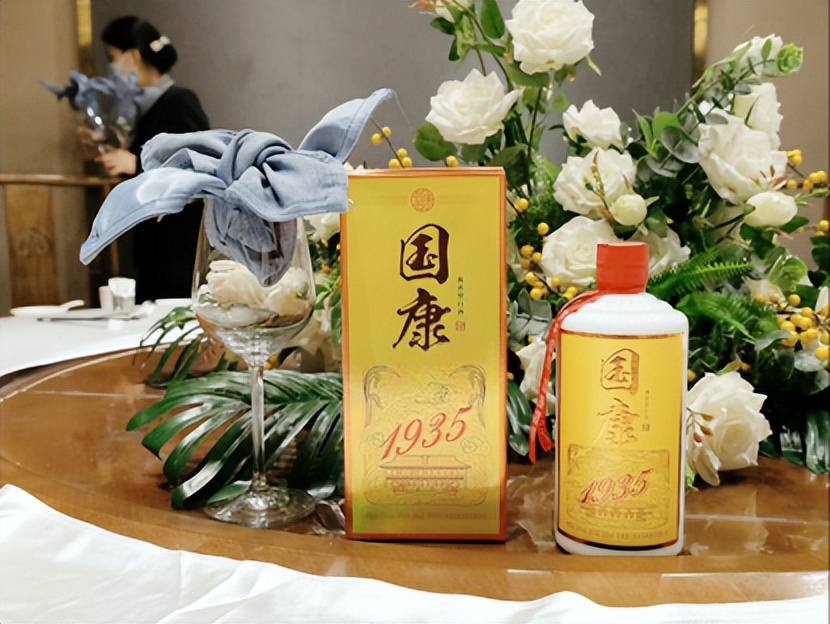 别人给倒酒应该怎样敲桌子,给别人倒酒然后敲桌子是什么意思