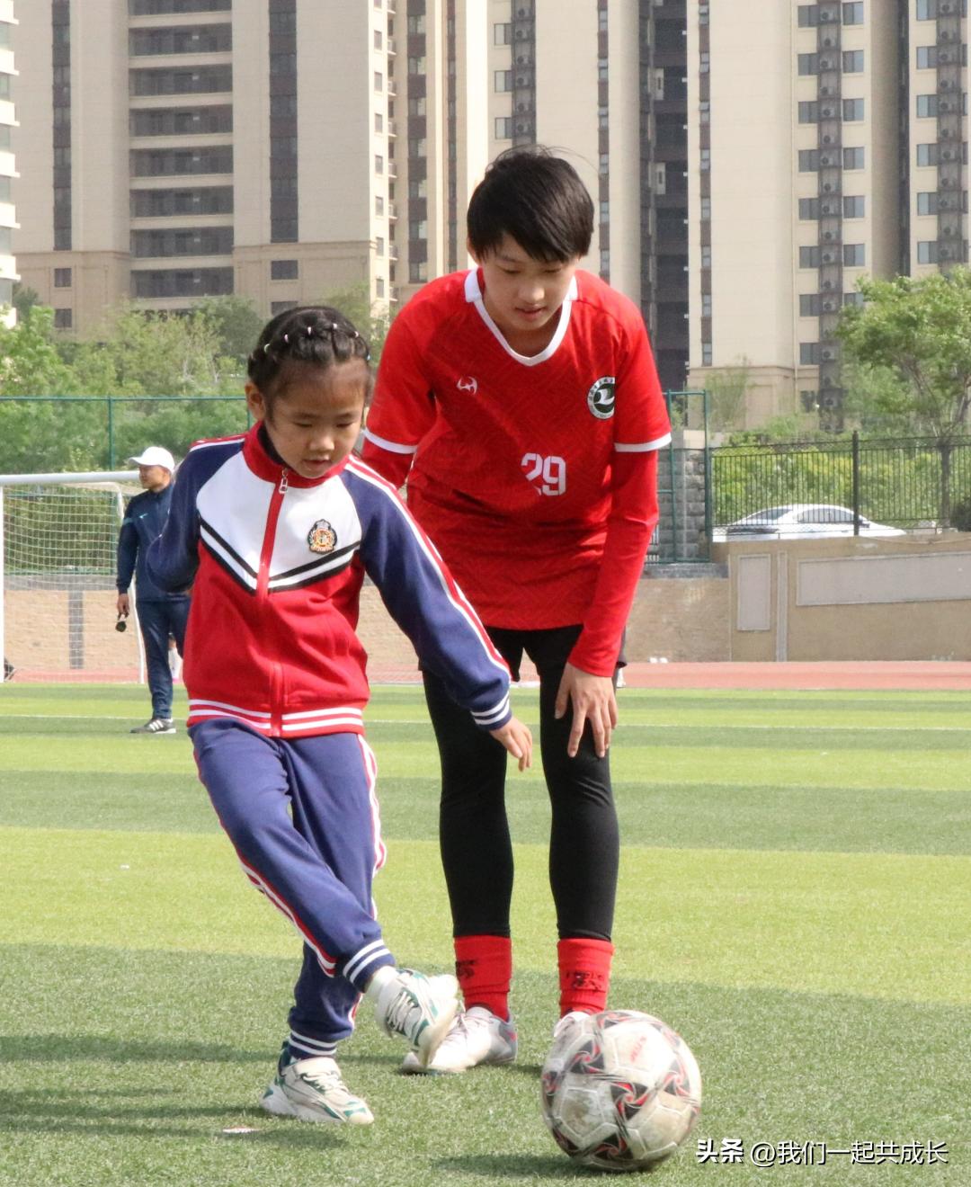 萌娃爱足球勤志全衔接：机关二园与历城二中足球队员联谊活动