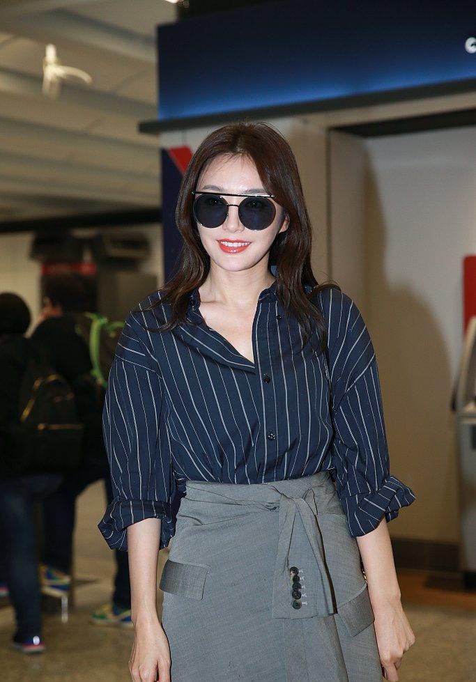 秦岚穿黑色吊带礼服气质成熟优雅,理智派秦岚黑西装配红吊带