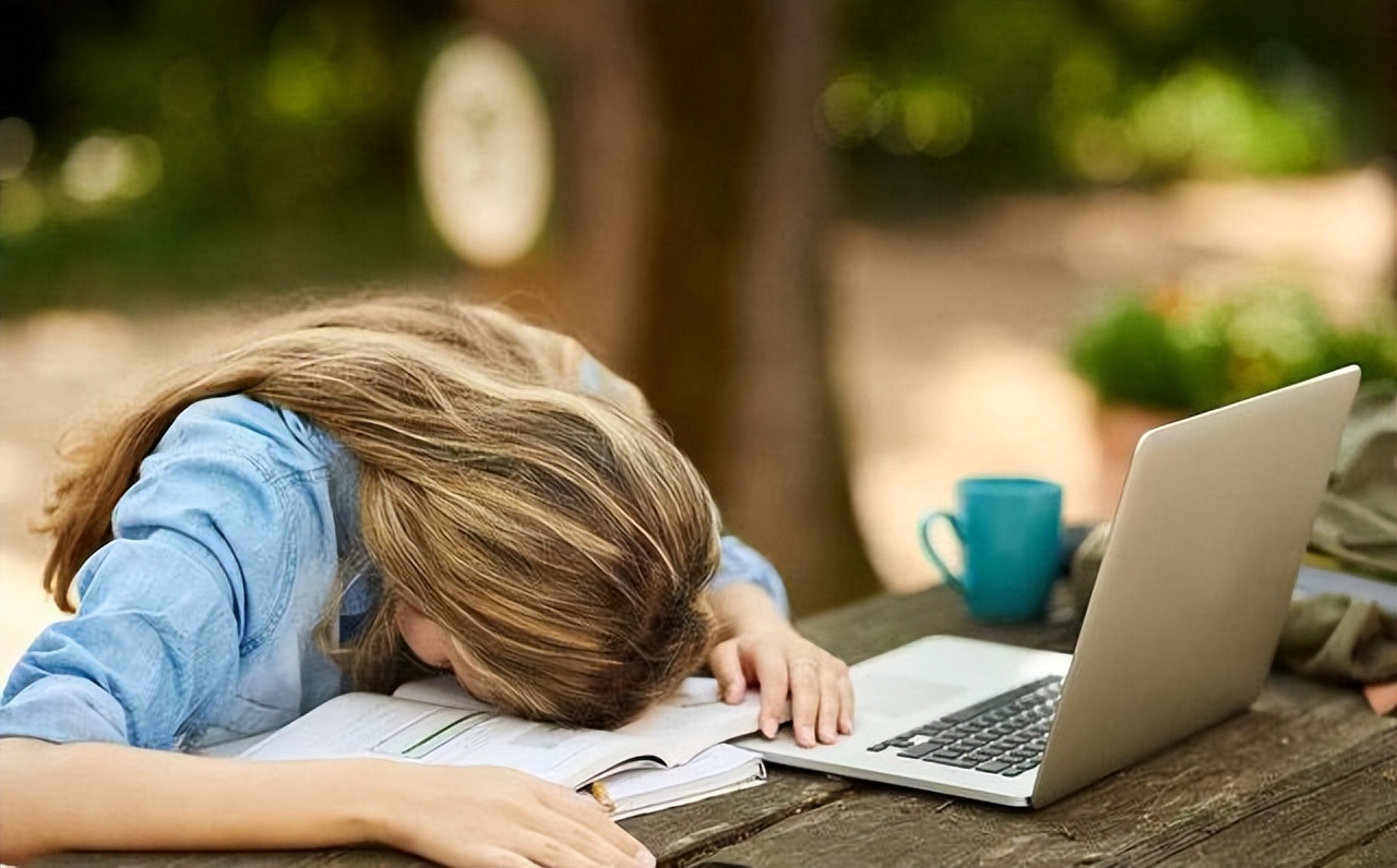 大姨妈准时来但量少发黑怎么办,大姨妈量少发黑持续十几天