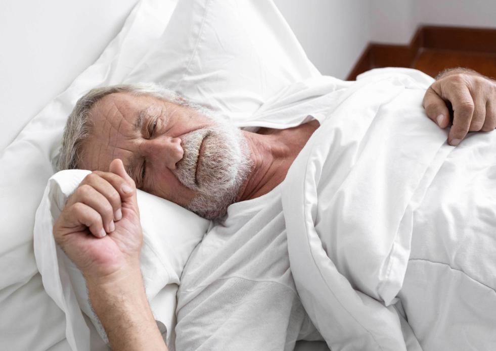 老人睡觉起得迟是好事吗,老人睡得晚起得早有什么危害吗