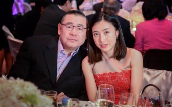 出门带保镖，一顿饭吃6万元的黄油蟹，一年亏掉丈夫100亿的人