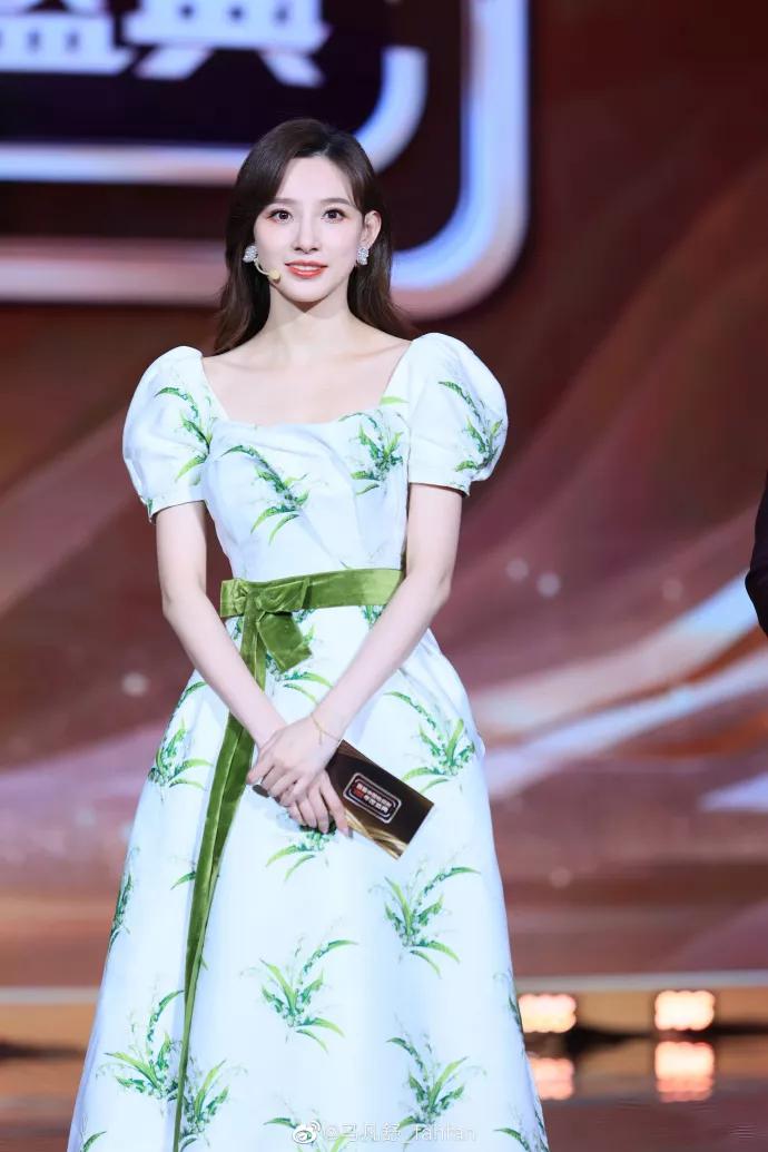 天下足球主持人马凡舒视频,马凡舒可爱