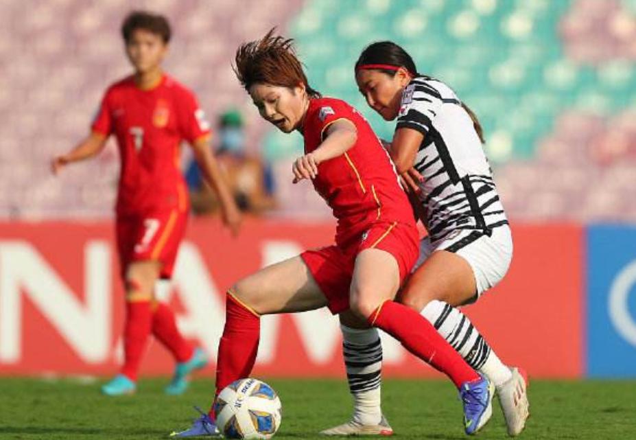 安徽一老师“嘲讽”男足，自创标语在校园里*放播**，评论区两极分化