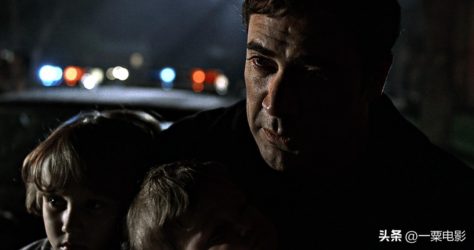 《邪恶力量》S01E01，小伙母亲与女友被烈火焚身，他到底惹到了谁