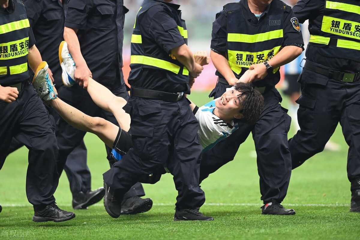 这次在梅西的球赛上出现的疯狂少年