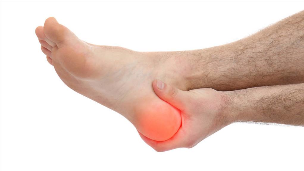 68岁老人这几天突然脚后跟肿痛,老人脚后跟脱皮后胀痛怎么回事