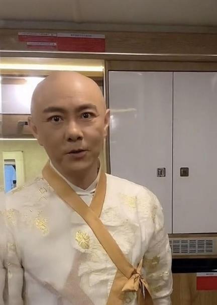 年轻时帅炸天的8位男星，中年后，有人胖快200斤，有人秃成地中海