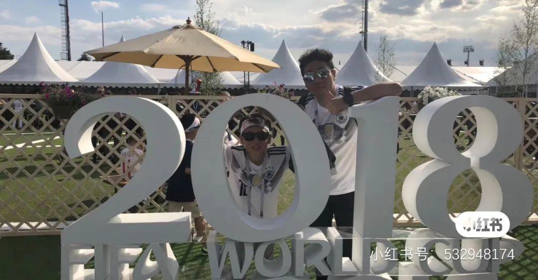 “天花板球迷”走红：再不疯狂，我就老了