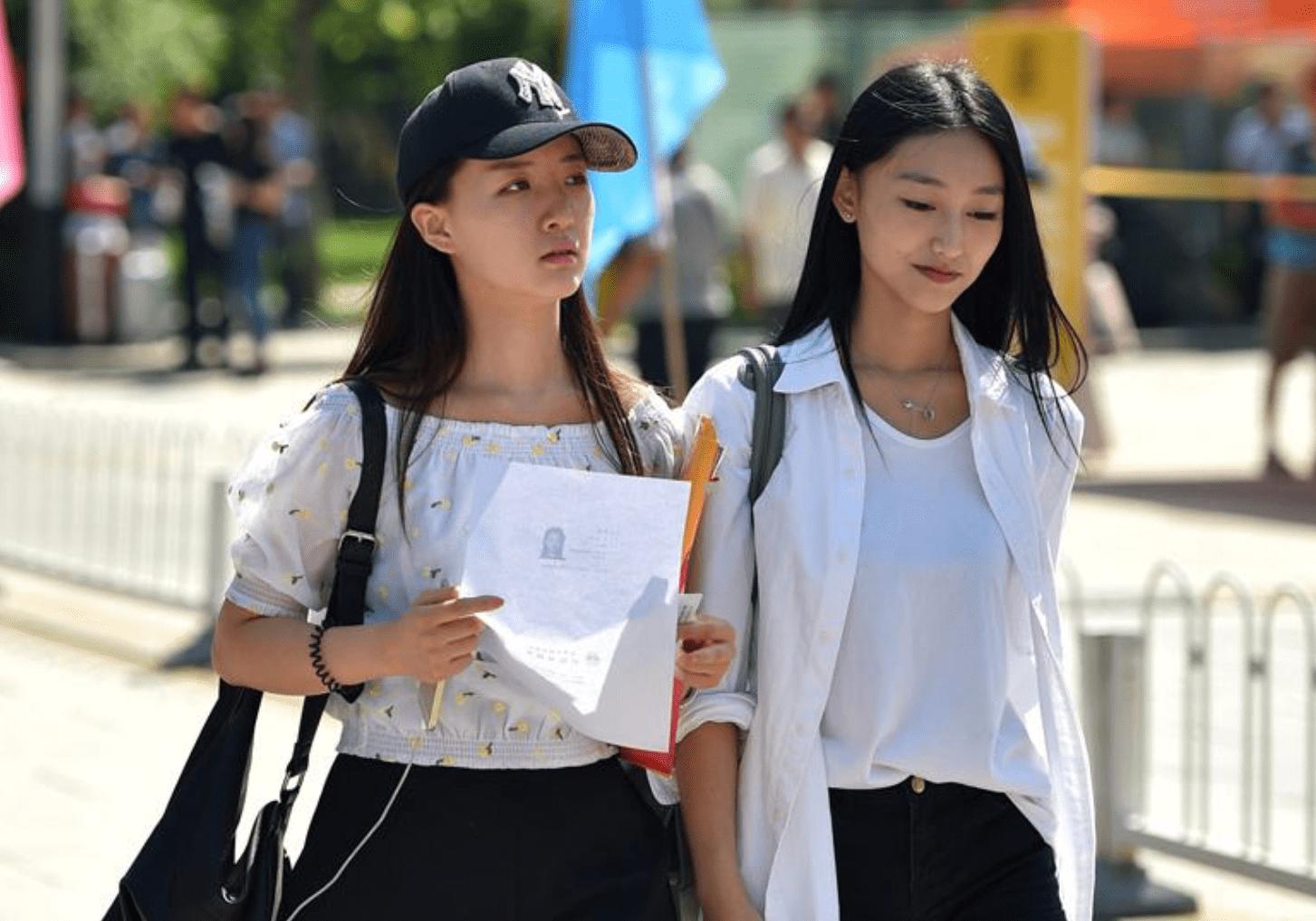 大一新生带着冰箱来报道,大一新生报到需要带什么