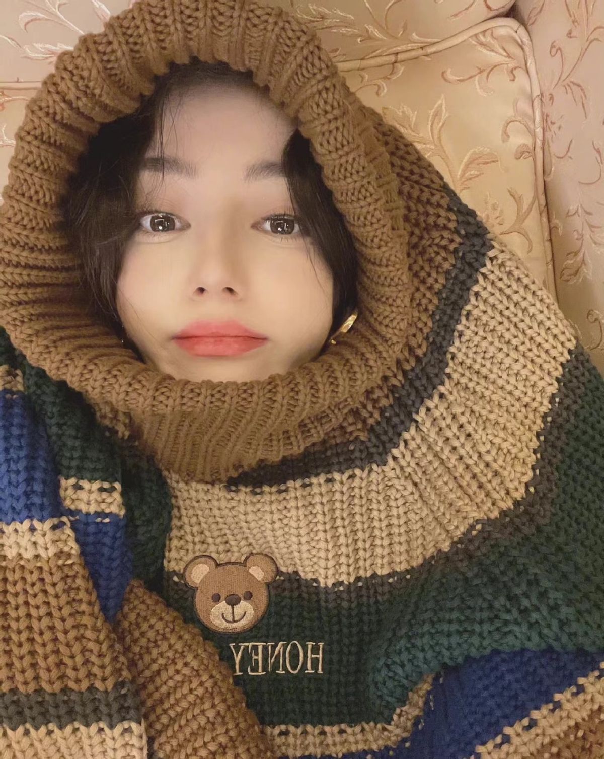 热巴元宵节造型可爱爆棚！穿高领卡通毛衣变芭比娃娃，脸太小了