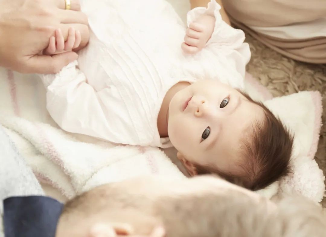 「家家母婴」小宝宝打嗝很难受？专业月嫂用这4招，轻松解决