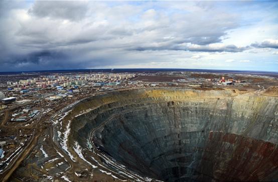 飞越俄罗斯上空,世界目前最大的钻石矿