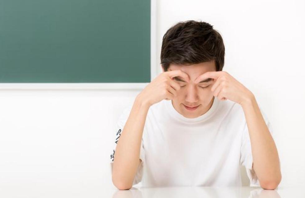 早上睡醒了眼皮眼袋肿是怎么回事,中医治疗眼袋大属于哪个科室