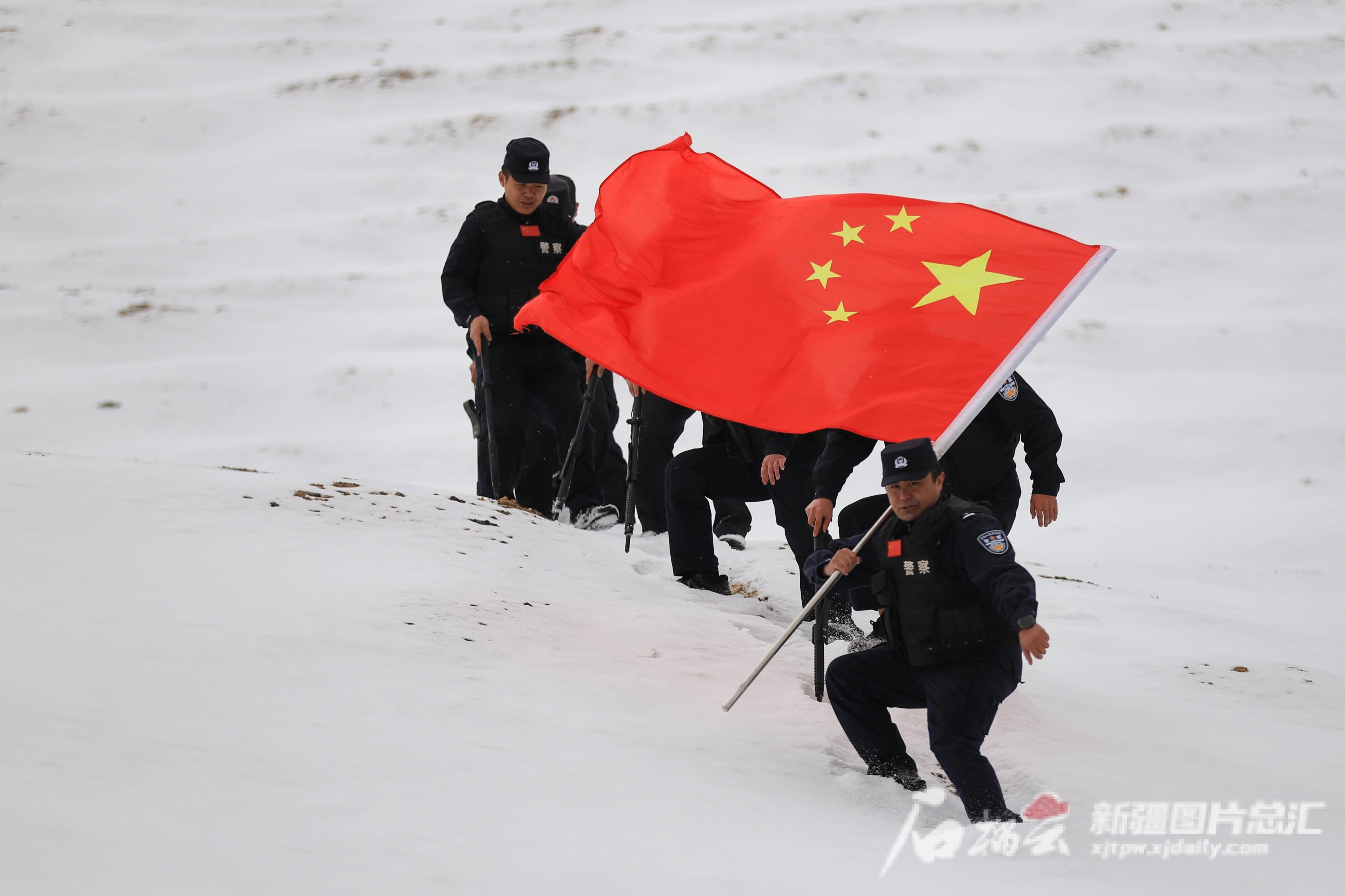 中国边境红旗迎风飘扬素材,让五星红旗在祖国的边疆迎风飘扬
