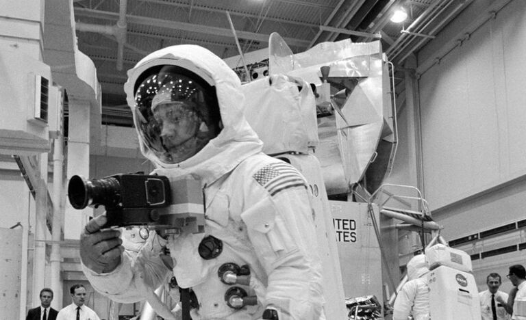 九死一生的阿波罗登月计划，实验中死亡三人，阿姆斯特朗差点牺牲