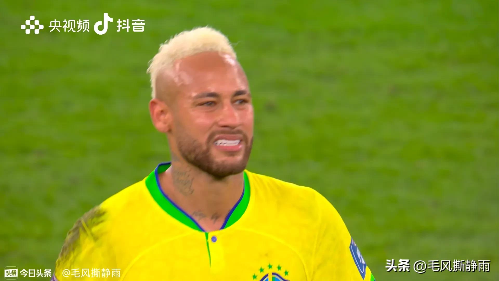 莫德里奇归队加持克罗地亚,莫德里奇和队友讨论克罗地亚