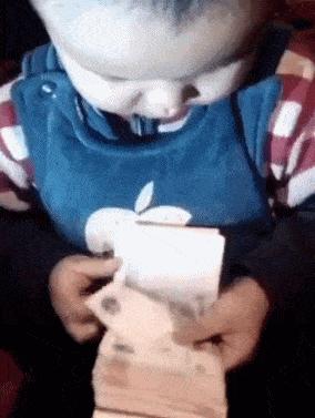 姑娘看起来外表美丽，其实裤袜已经掉到大腿根了！场面一度很尴尬