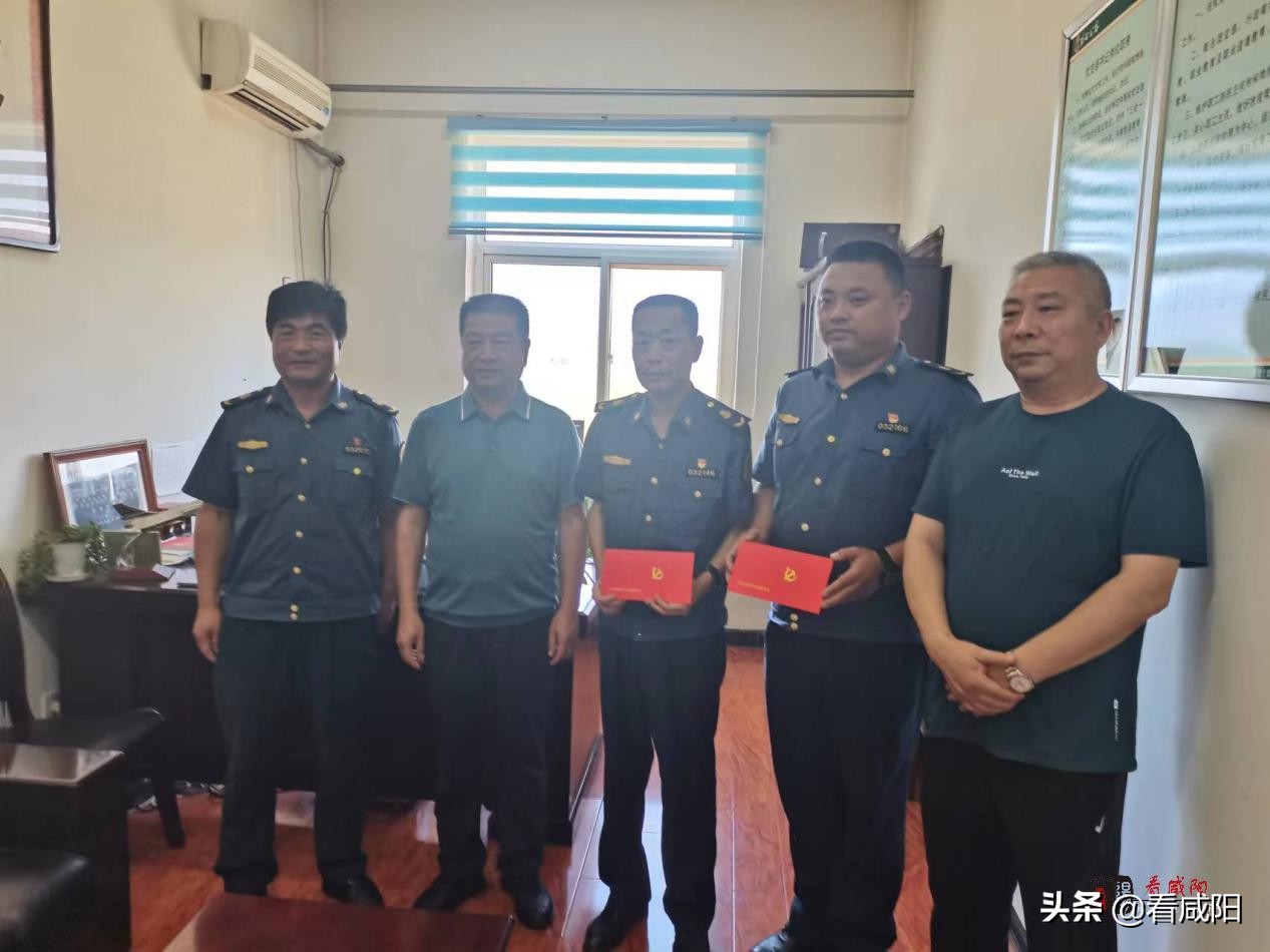 高温下的坚守公路人,酷暑高温下的坚守