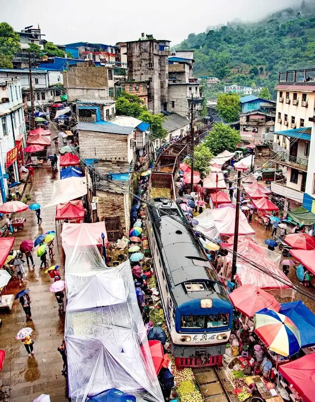 云南红河州，清朝遗留下来的火车集市：很多人误以为是印度