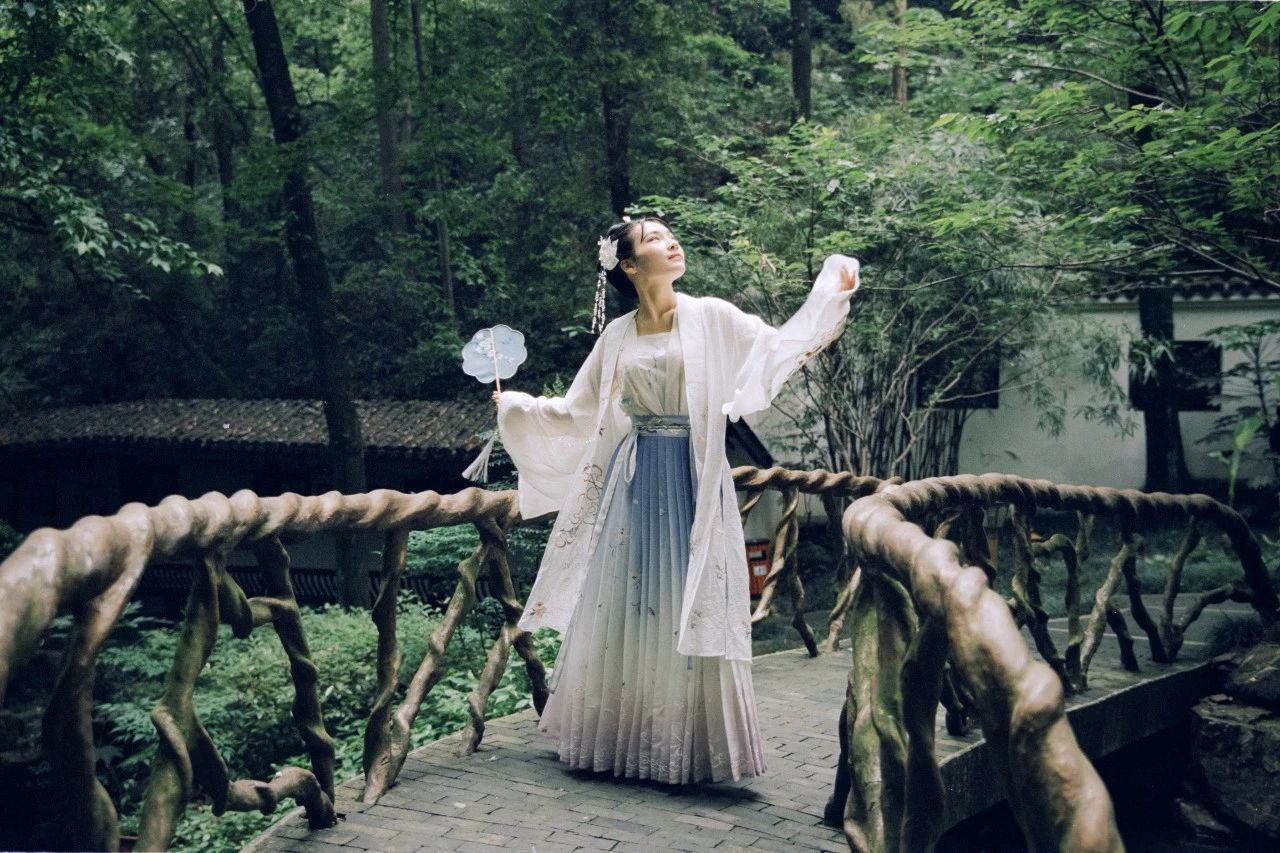 关于爱情的诗词短句唯美,关于爱情诗词简短句子