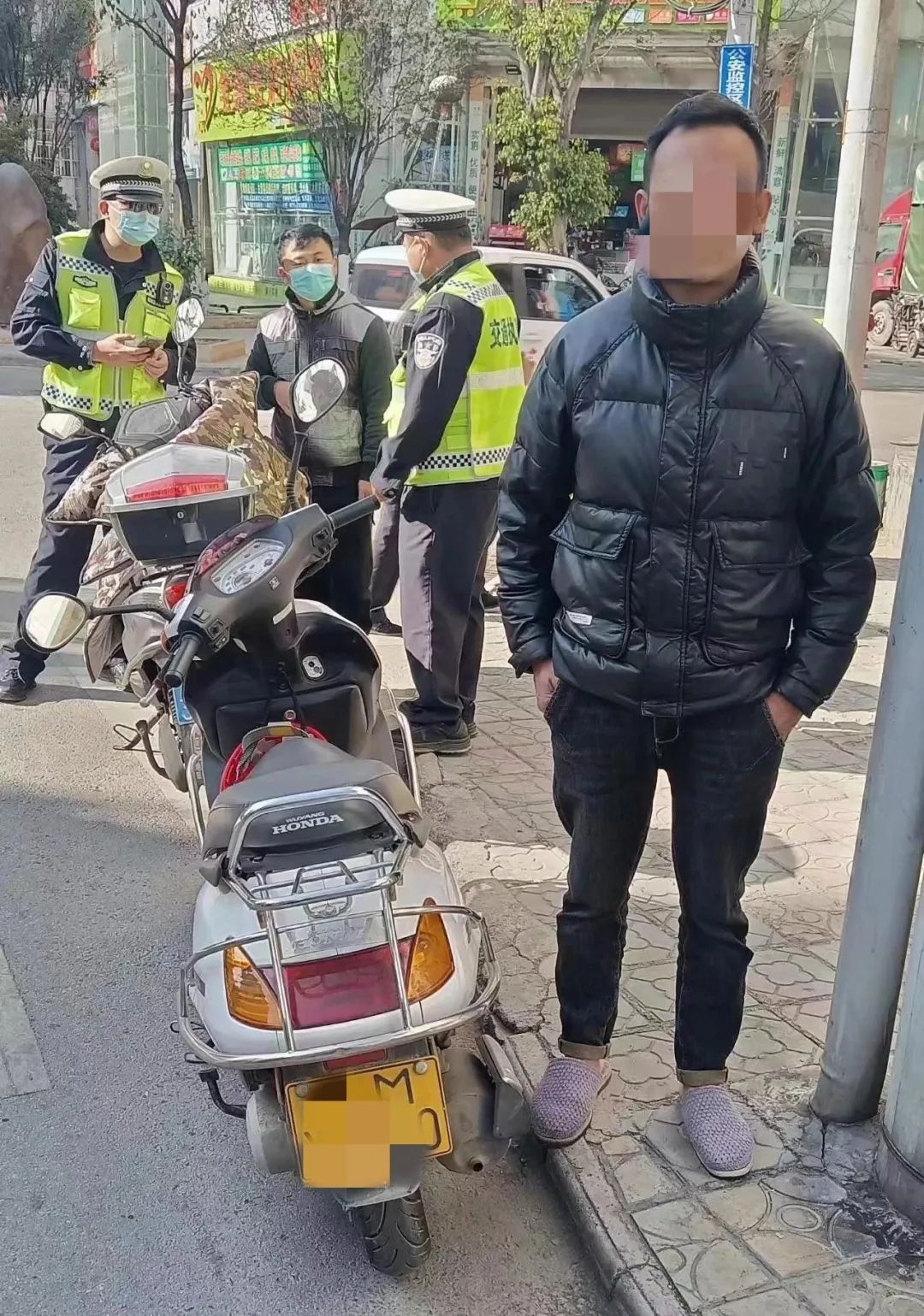 “我腰疼，就喝了几口药酒······”交警：“药酒也是酒！”