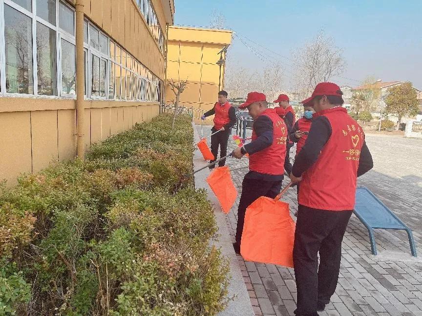 阳春三月学雷锋，光荣院里暖意浓