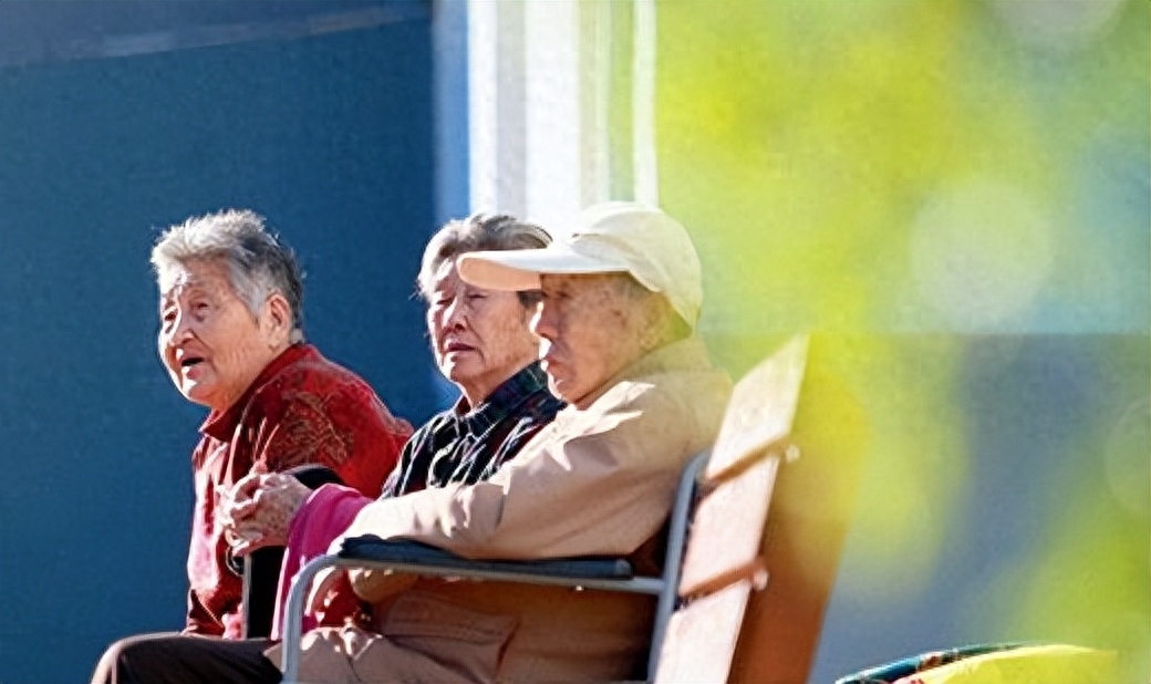 大妈被儿媳百般刁难,老人被女儿女婿嫌弃怎么办