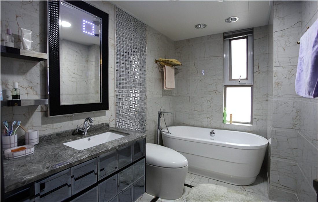 卫生间一洗澡就到处都是水怎么办,卫生间地板冒水怎么处理