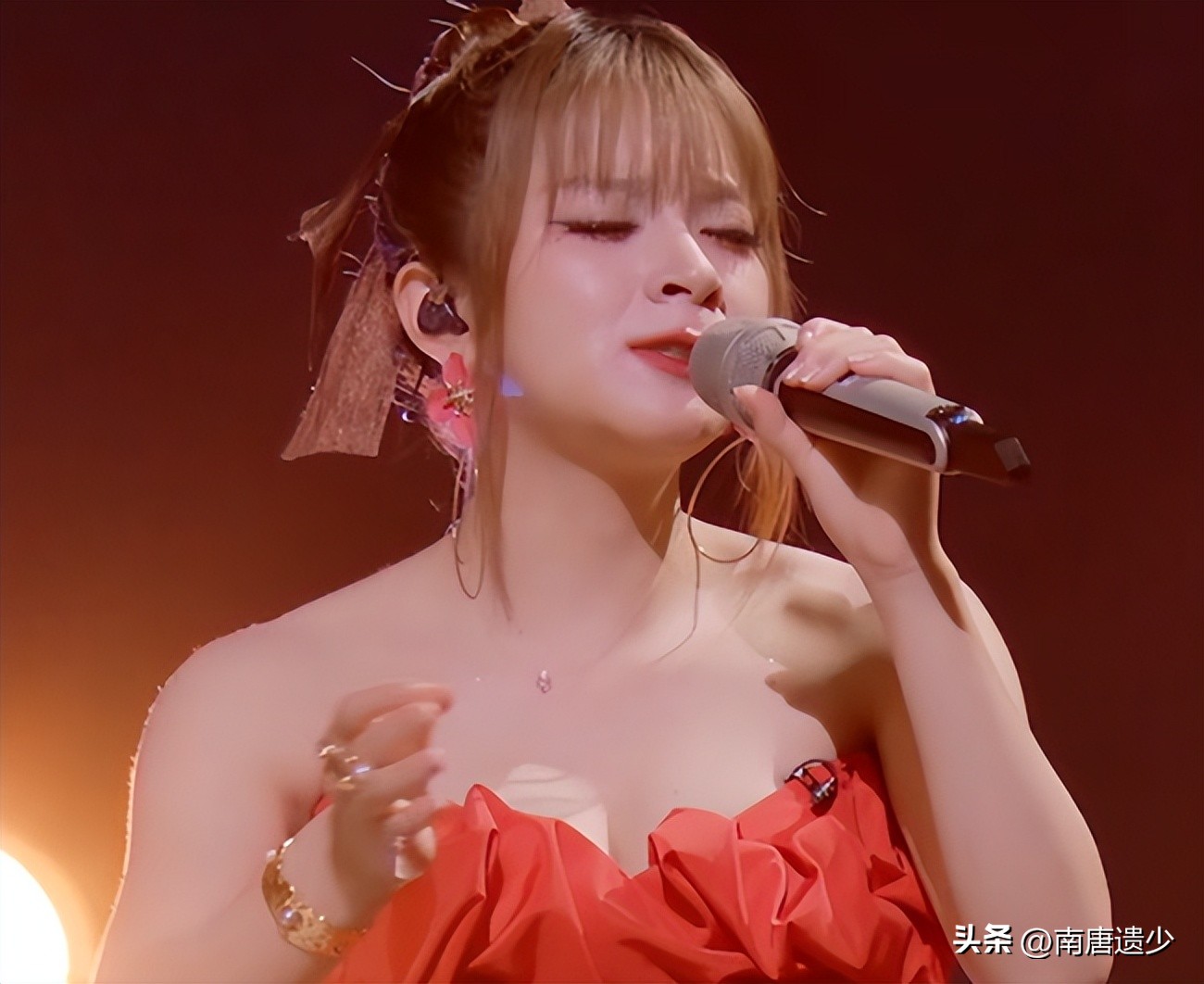 浪姐黄丽玲听谁的歌哭了,黄丽玲浪姐初舞台图片