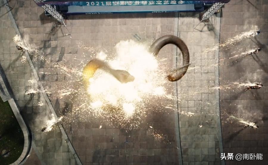 巨蛇闯女校电影剪辑,巨蛇闯女校电影在线播放