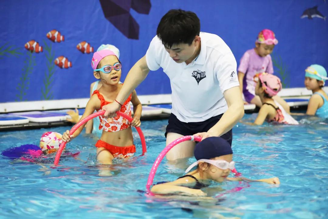 英才小学游泳课,新英才游泳