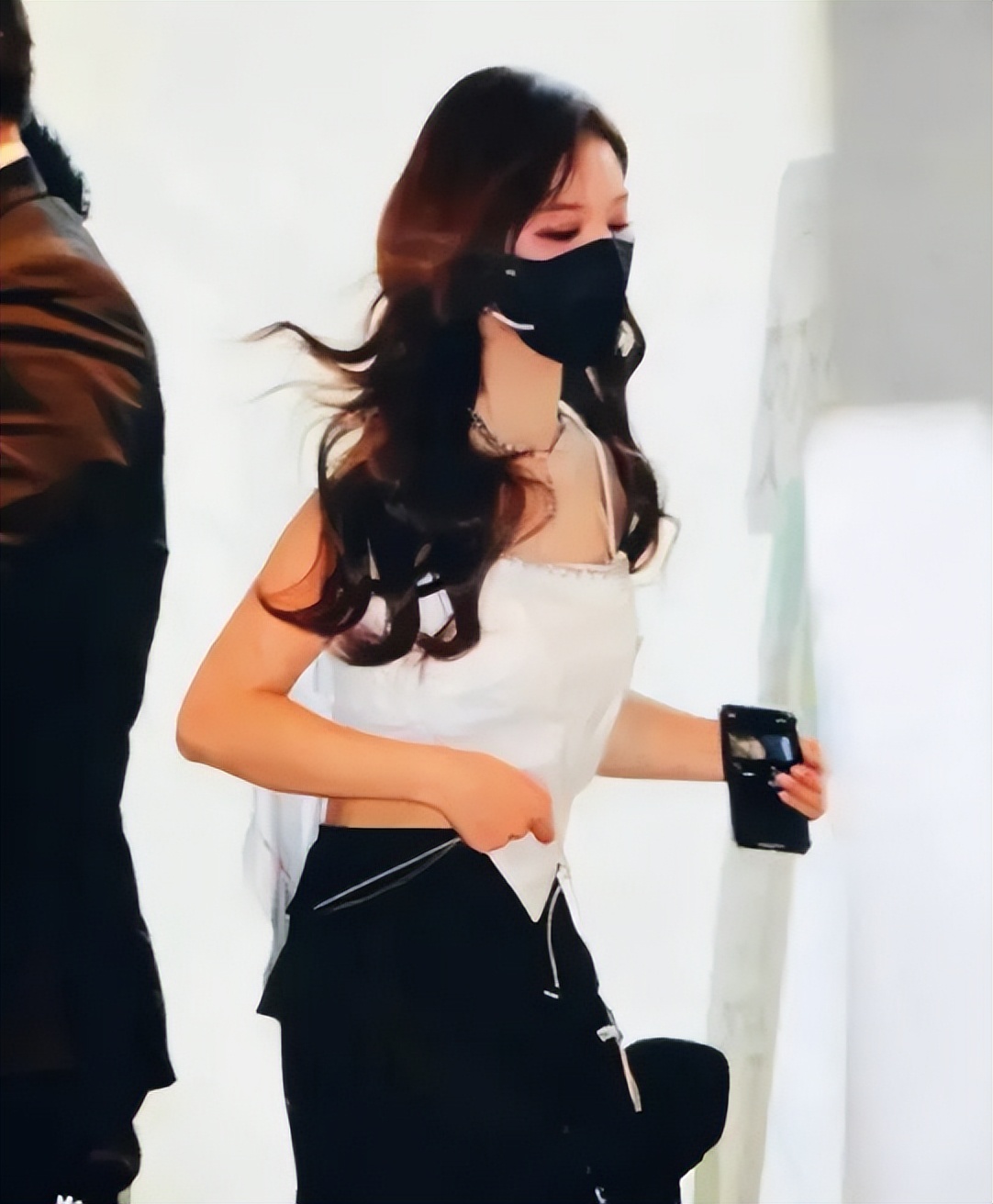 JYP新团出道即受关注，成员雪允因颜值出圈，却被指不尊重粉丝？