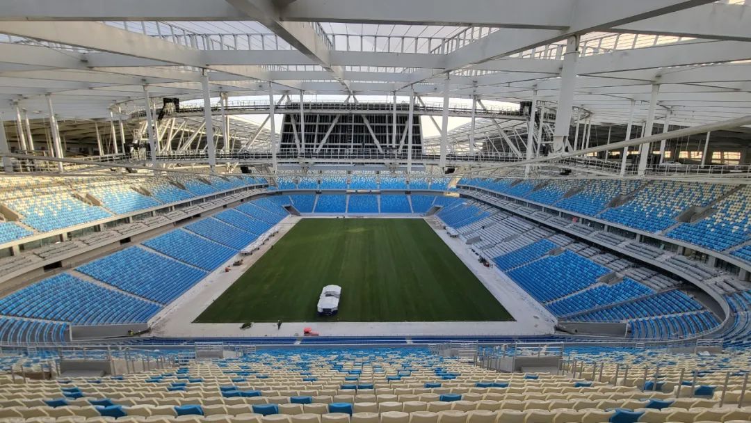 足球场天亮了,天亮了中央民族大学